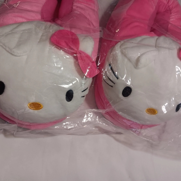 Hello kitty house slippers not for outdoors.. really cute one size fits all - Picture 6 of 6